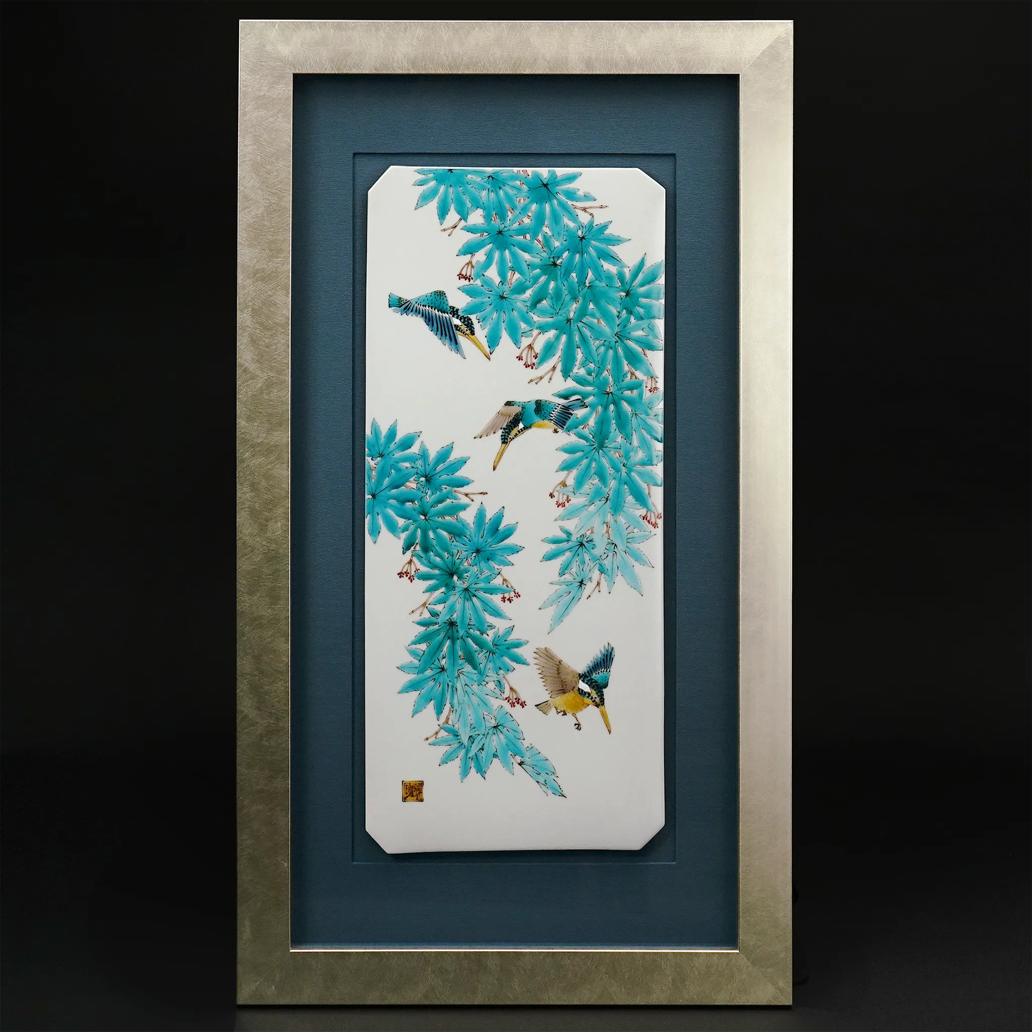 九谷焼 山田義明作 陶額 楓に翡翠。鮮やかな紅葉とダイナミックに飛翔するカワセミを描いた大型陶額。