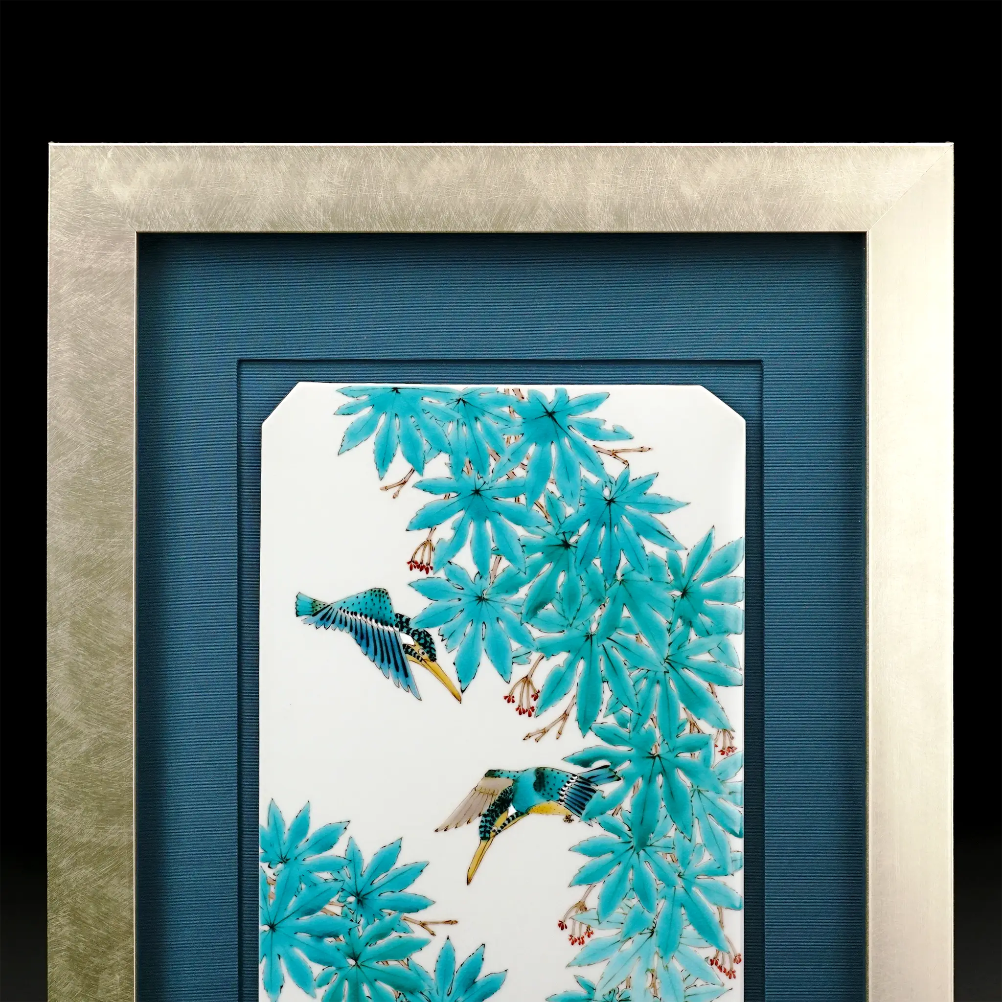 深みのある緑のグラデーションで彩られた楓（カエデ）の葉。一枚一枚まで緻密に描写。