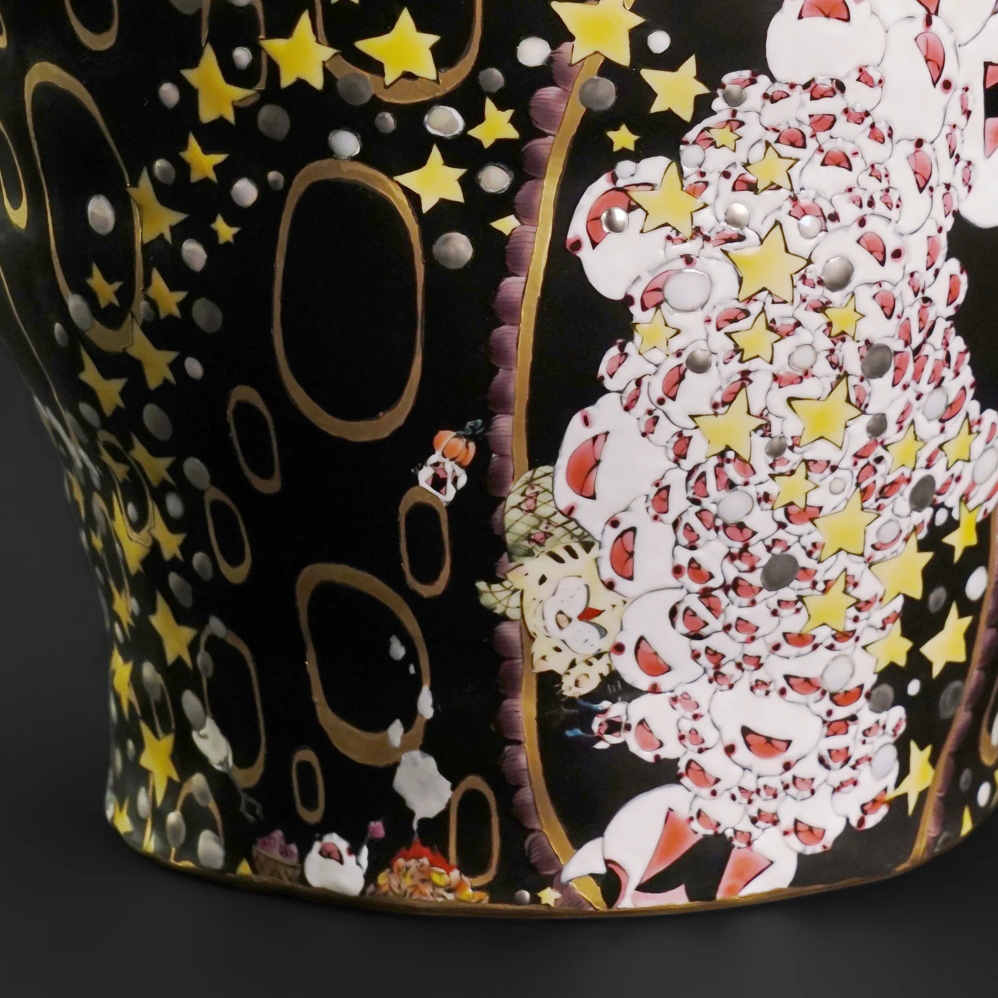 一羽一羽異なる表情を持つ文鳥たちの色絵。優しい色彩と時として「どきり」とさせる鋭い感性が光る、山浦早織の代表作。
