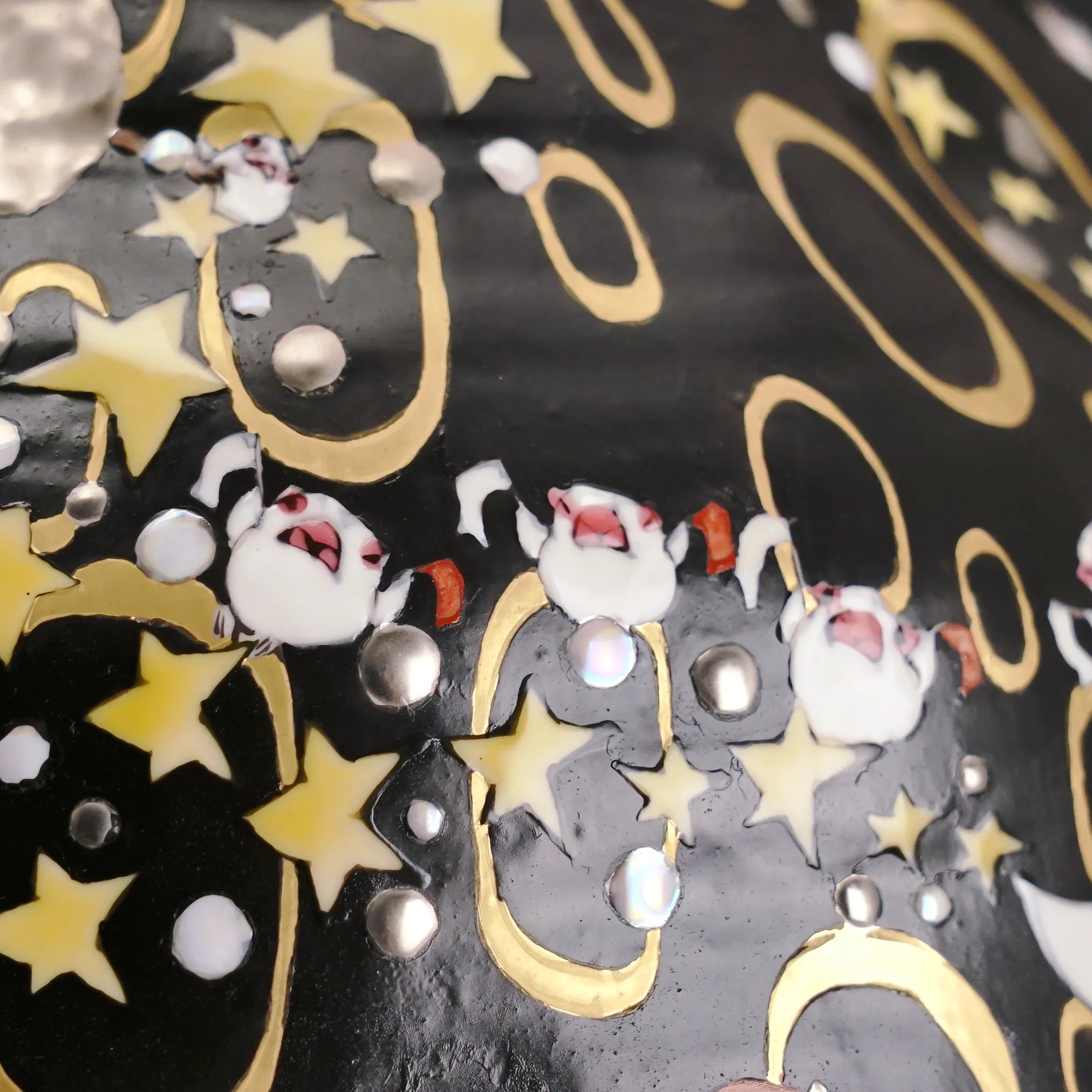 一羽一羽異なる表情を持つ文鳥たちの色絵。優しい色彩と時として「どきり」とさせる鋭い感性が光る、山浦早織の代表作。