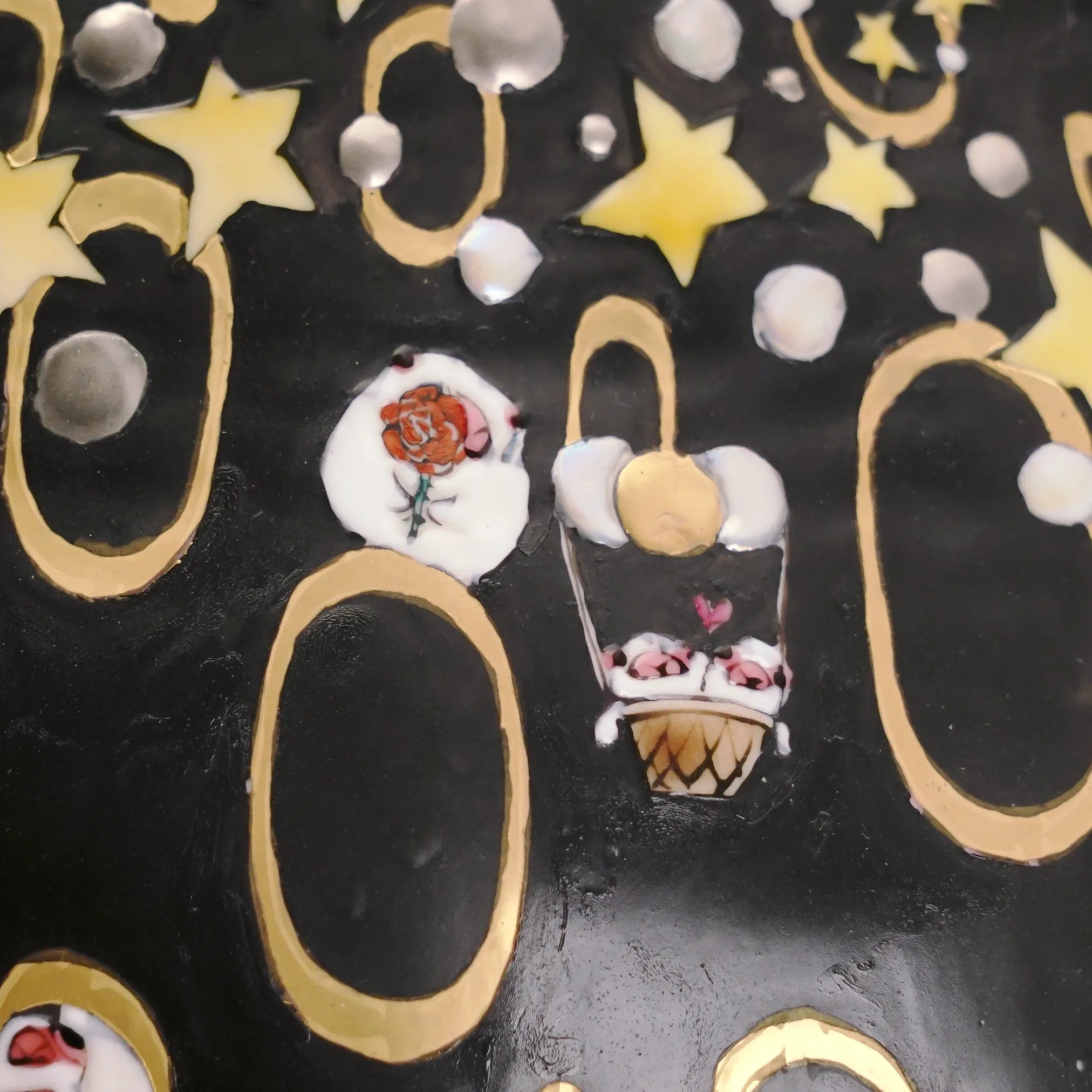 一羽一羽異なる表情を持つ文鳥たちの色絵。優しい色彩と時として「どきり」とさせる鋭い感性が光る、山浦早織の代表作。