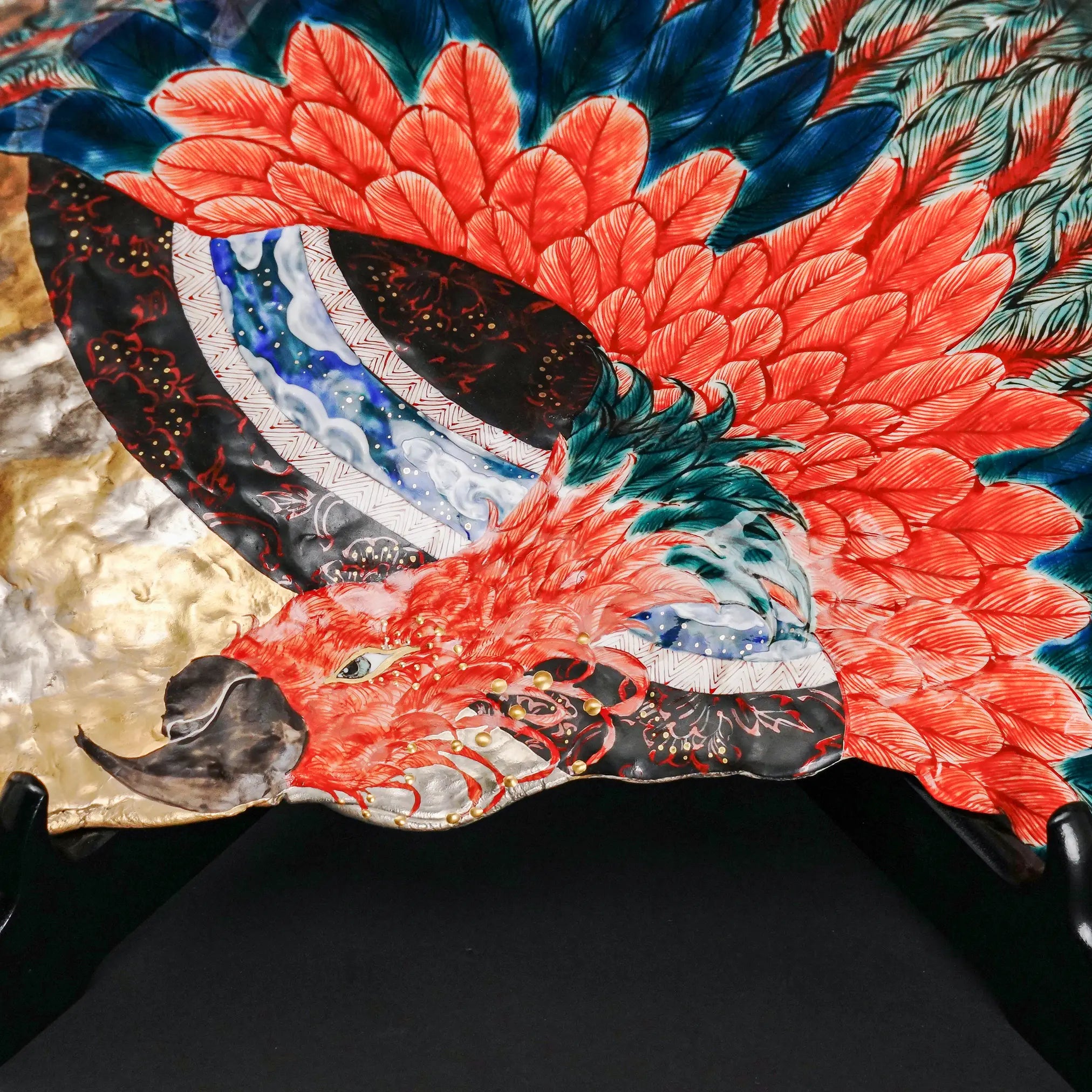 山浦早織による緻密な色絵磁器。吉祥の象徴である鳳凰が優雅に舞う姿を、金彩と鮮やかな色彩で表現した細部。