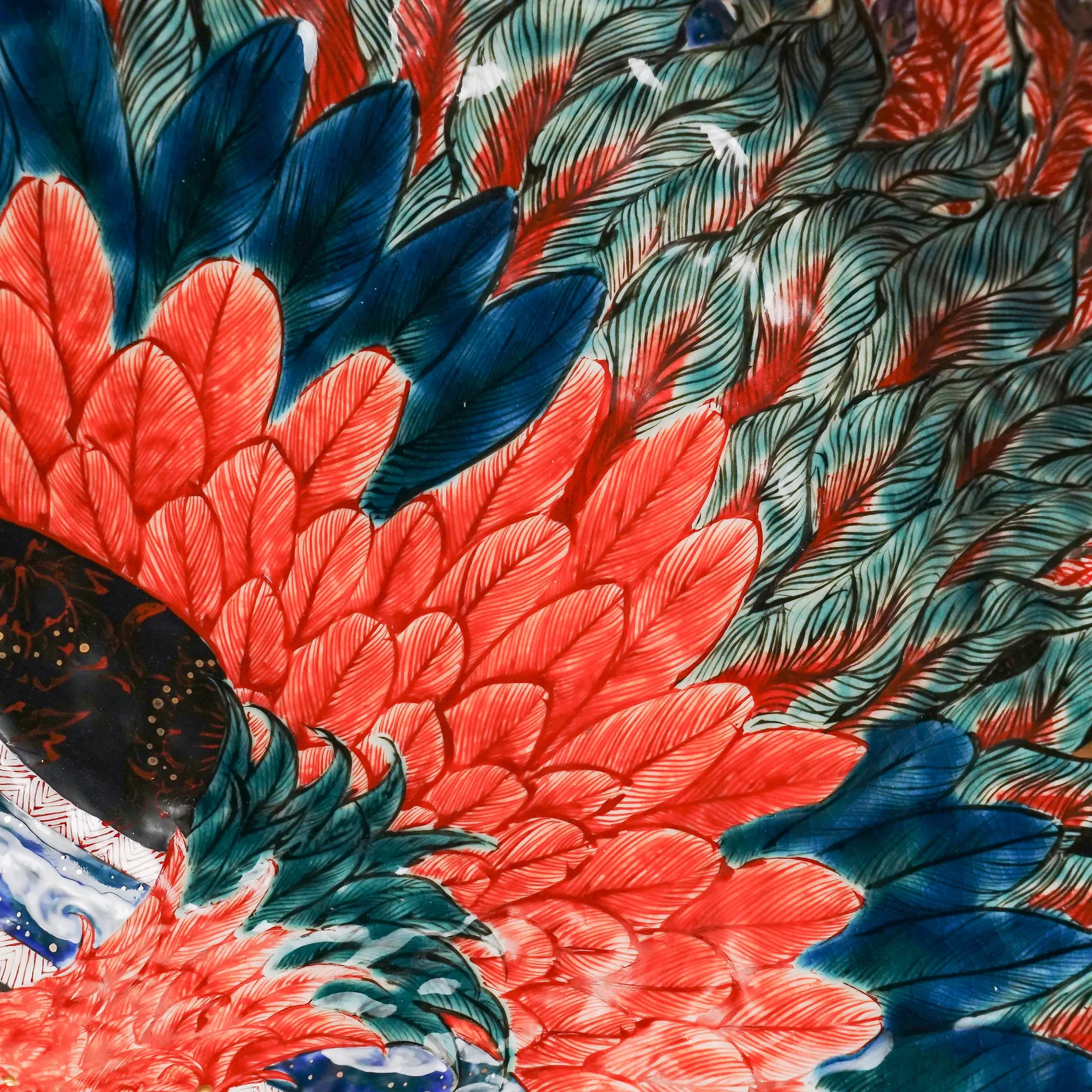 山浦早織による緻密な色絵磁器。羽一枚一枚に至るまで大胆かつ細やかに、鮮やかな色彩で表現した細部。